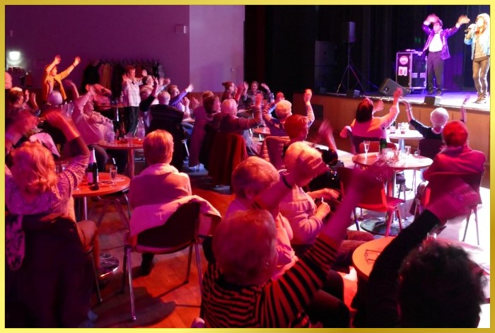 Rathaussaal. Schatzi und Schlagerpiratin entertainen, Publikum geht mit.