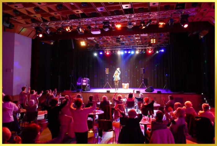 Schlagerpiratin winkt von der B�hne. Publikum winkt zur�ck!