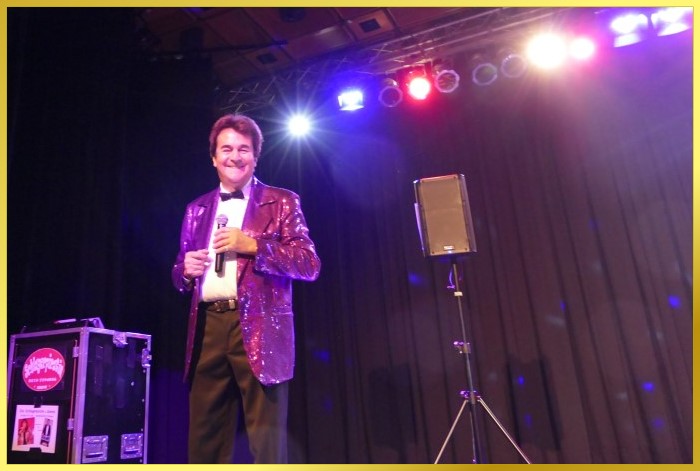 Schatzi im Scheinwerferlicht lacht in die Kamera!