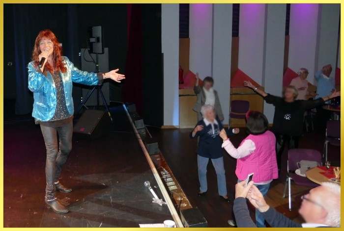 Schlagerpiratin singt auf der gro�en B�hne im Rathaussaal. Publikum tanzt.