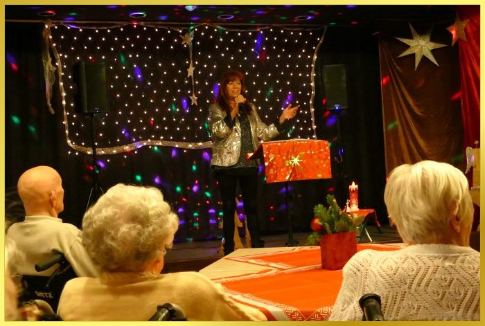 Schlagerpiratin steht auf der Weihnachtsb�hne und singt Weihnachtslieder.