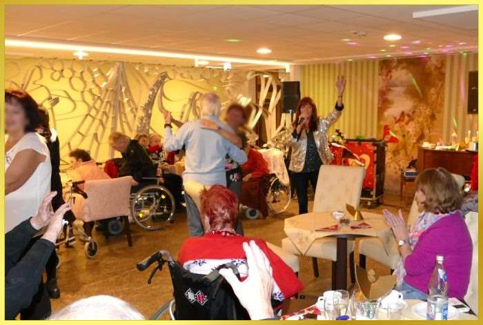 Weihnachtsfeier im Saal. G�ste tanzen, die Schlagerpiratin singt.