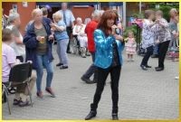 Schlagerpiratin singt