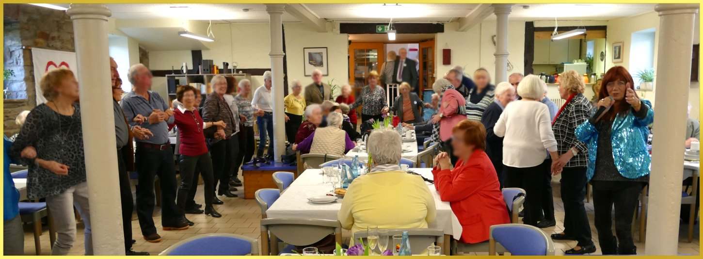 Saal voll stehender und schunkelnder Menschen, Schlagerpiratin singt!
