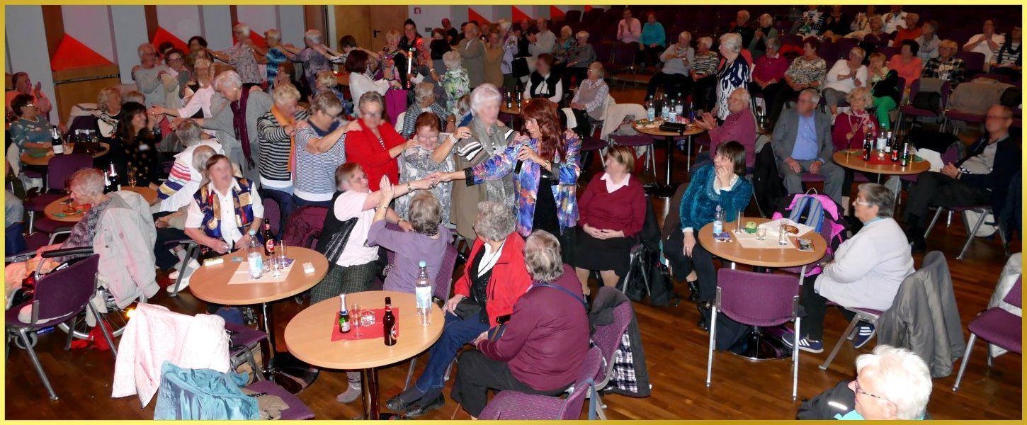 Die Schlagerpiratin im Rathaussaal zwischen den Besuchern.