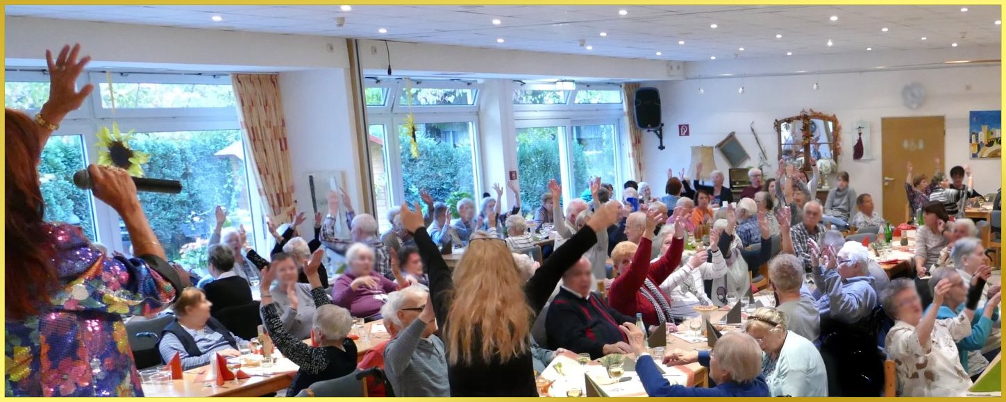 Saal voller Senioren. Marina macht Stimmung.
