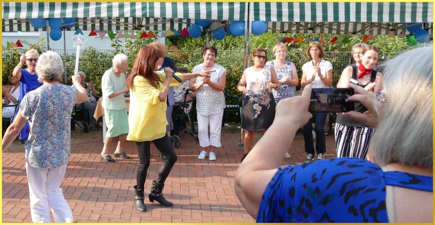 Die Schlagerpiratin beim Sommerfest.