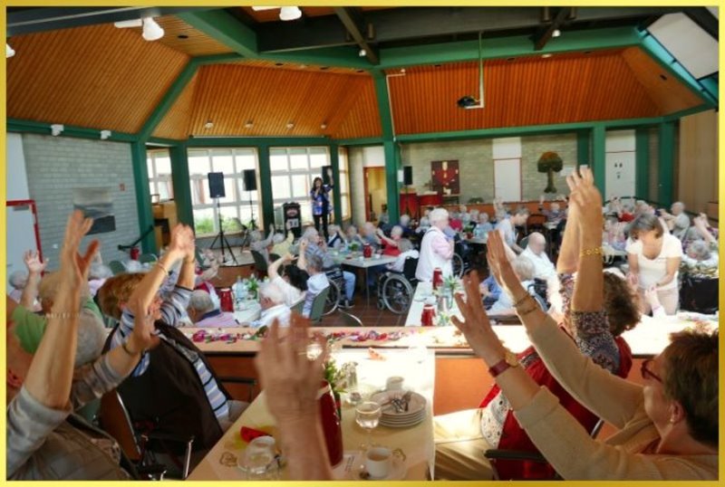 Publikum H�nde nach oben, Schlagerpiratin Marina singt!