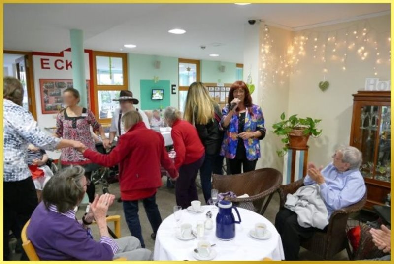 Kleiner Raum mit Publikum. Schlagerpiratin singt.