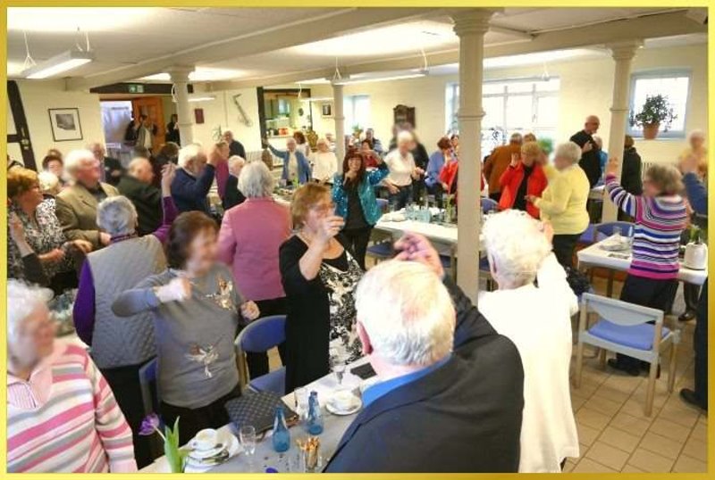 Voller Saal. Schlagers�ngerin animiert zum mitmachen.