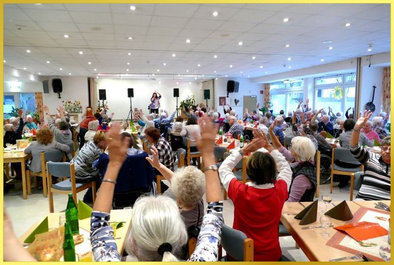 Schlagerpiratin singt im gro�en Saal f�r Senioren.