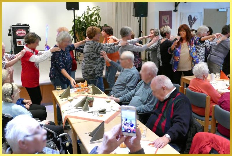Schlagers�ngerin Marina singt, Publikum macht eine Polonaise.