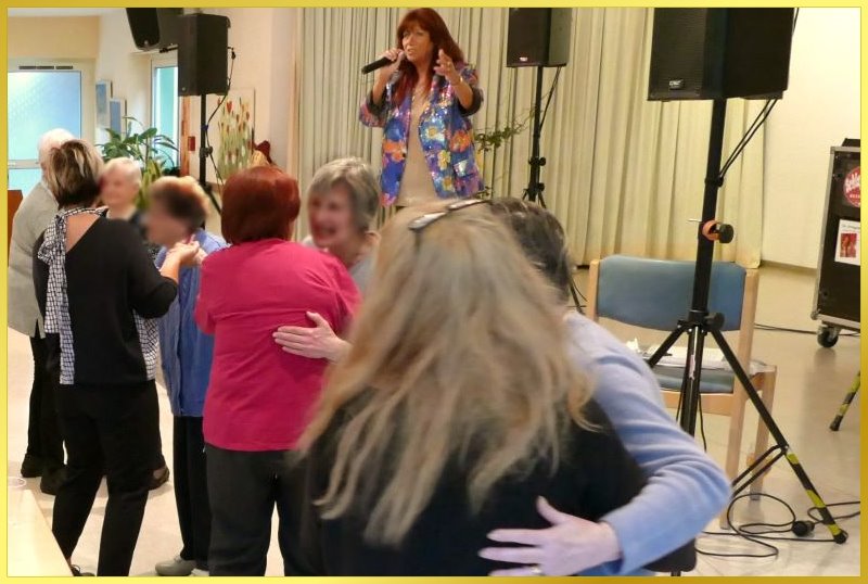 Schlagerpiratin singt auf der B�hne. Publikum tanzt.