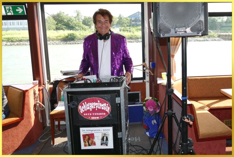 Schatzi Ian steht am Mischpult auf einem Rheinschiff.