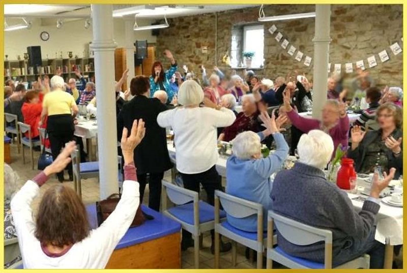 Voller Saal, Schlagers�ngerin Marina animiert die G�ste zum mitmachen.