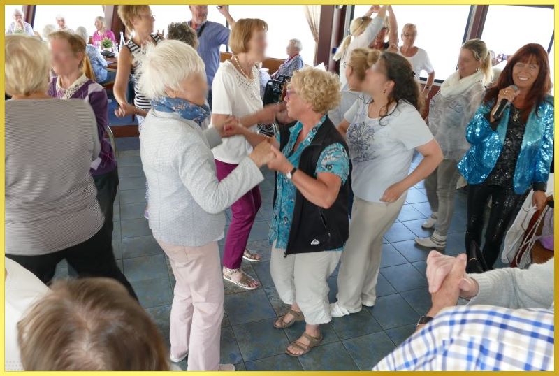 Die Schlagerpiratin singt auf dem Rheinschiff. Publikum tanzt.
