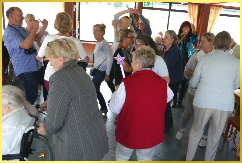 S�ngerin singt auf einem Boot zwischen tanzendem Publikum.