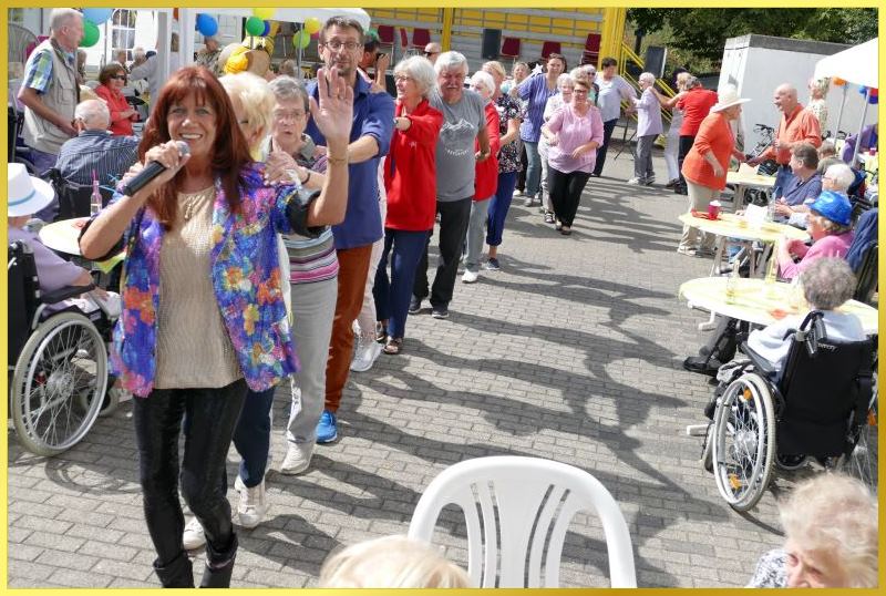 Polonaise Open Air. Schlagerpiratin singt.