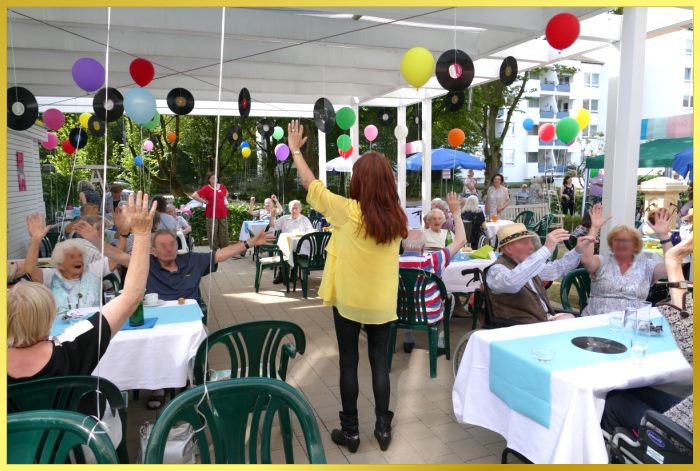 Marina singt beim Sommerfest. Schallplatten und Luftballoms h�ngen von der Decke