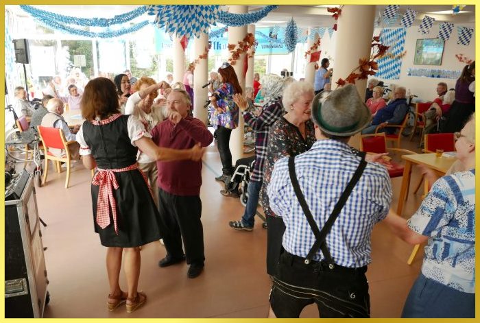 Schlagerpiratin singt beim Oktoberfest. Alles tanzt.