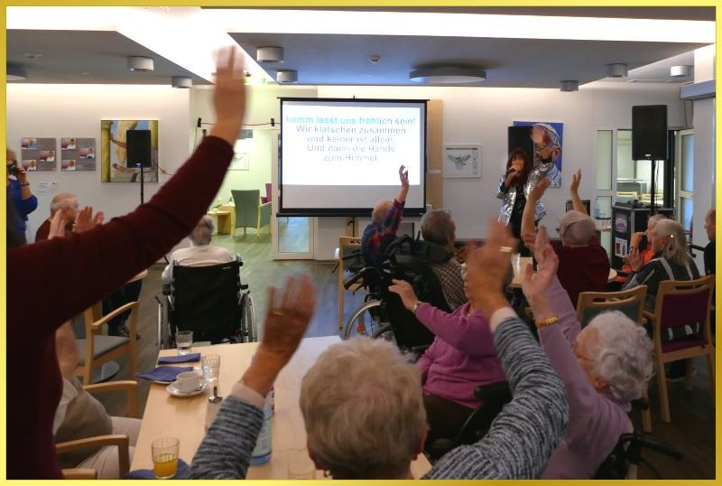 Schlagers�ngerin beim Mitsingkonzert.