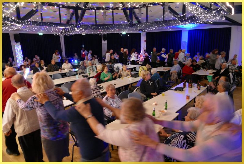 Schlagers�ngerin Marina bei der �80 Party im gro�en Saal.