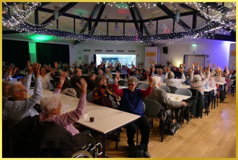 Saal voller Senioren. Alle H�nde hoch.