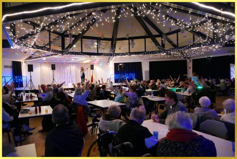 Die Schlagerpiratin auf der gro�en B�hne bei der �80 Party.