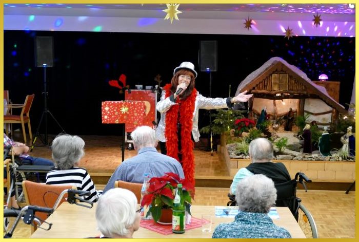 S�ngerin mit Zylinder und Boa singt alte Schlager.