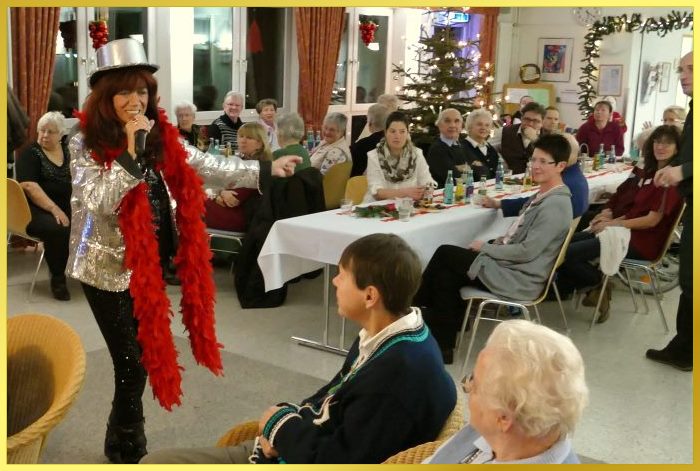 Die Schlagerpiratin mit Boa und Zylinder singt Marika R�kk Hits.