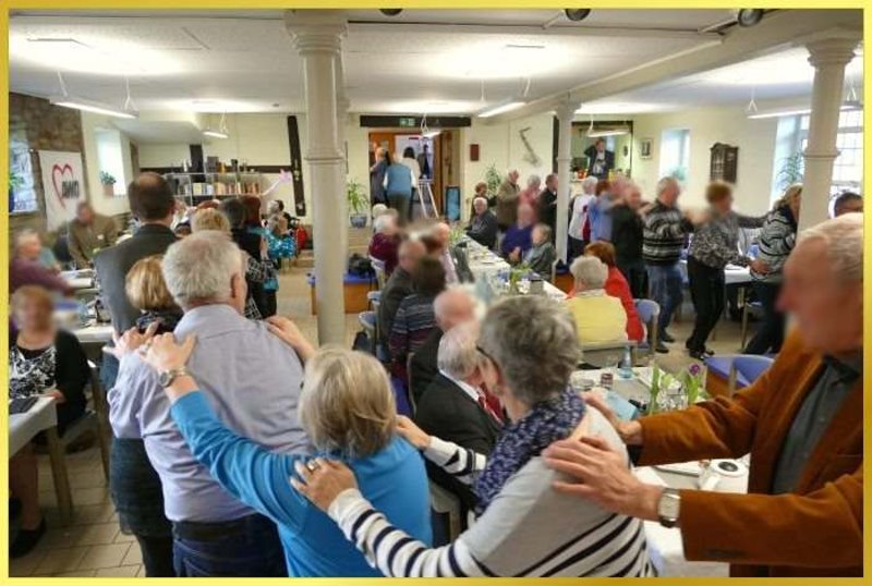 Polonaise durch den Saal mit der Schlagers�ngerin Marina.