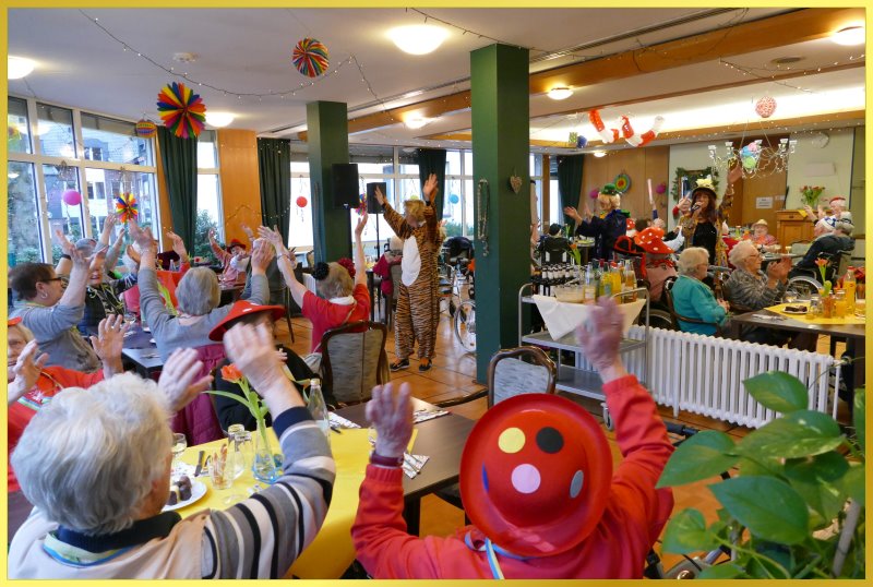 Karneval mit fr�hlichen Leuten. Buntgeschm�ckter Saal.