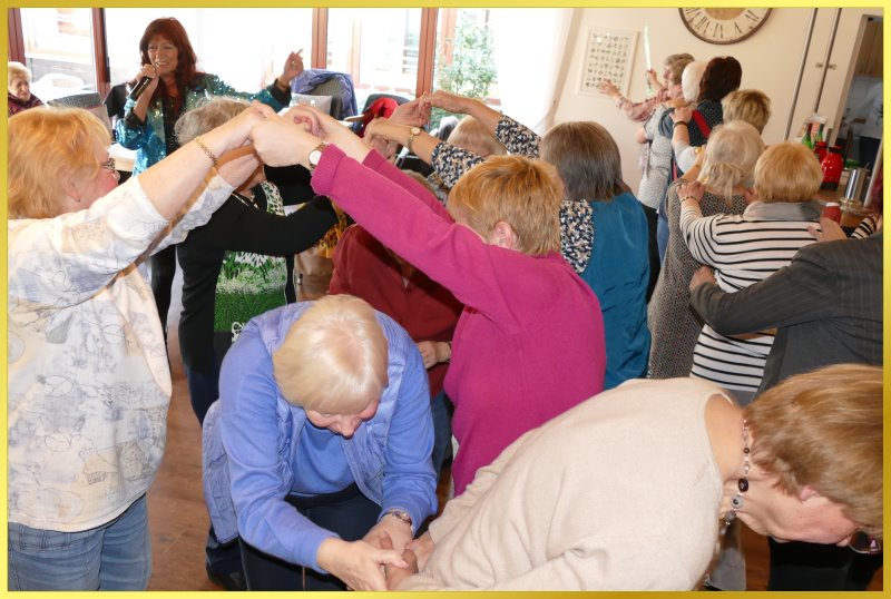 Schlagers�ngerin Marina singt zur Polonaise.
