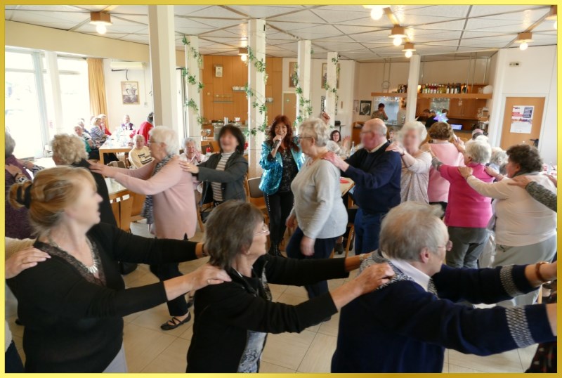 Lachende, feiernde Menschen beim Fr�hlingsfest.