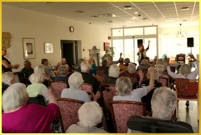 Publikum sitzt wie im Kino hintereinander. Schlagerpiratin singt.
