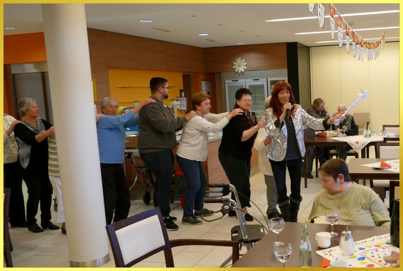 Feier in einer Cafeteria mit Schlagers�ngerin Marina.