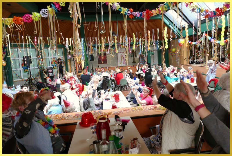 Luftschlangen und Ballons schm�cken den Saal.