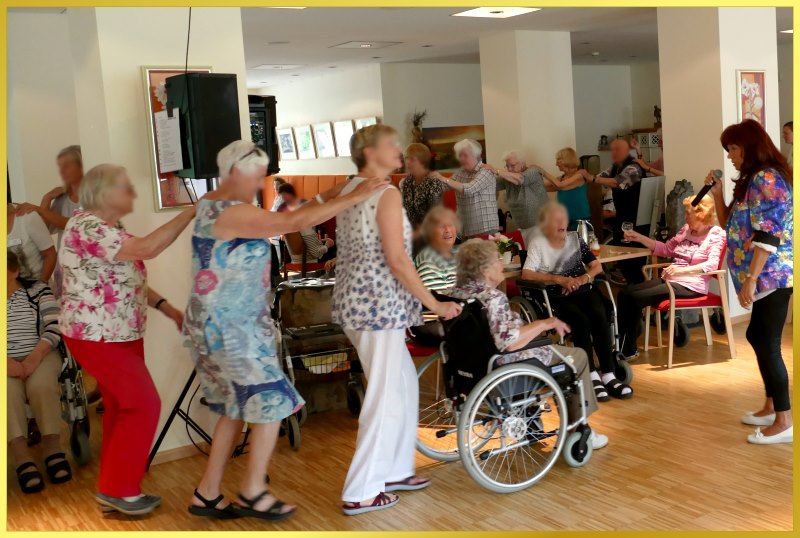 Maifeier mit Polonaise und Schlagers�ngerin Marina.