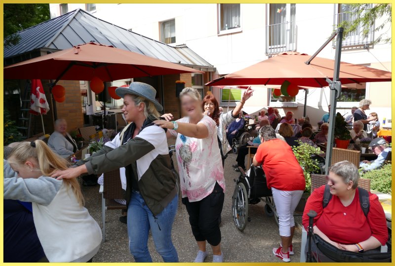 Sommerfest mit 37 Grad und Schlagers�ngerin Marina.