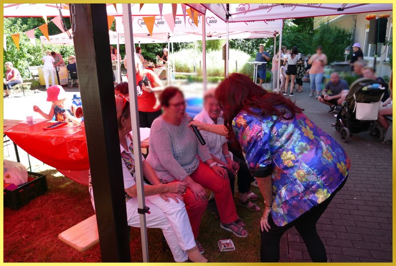 Die Schlagerpiratin h�lt das Mikrofon zum mitsingen hin.