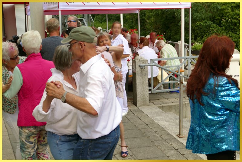 Tanzende Leute auf der Terrasse. Die Schlagerpiratin in Aktion.