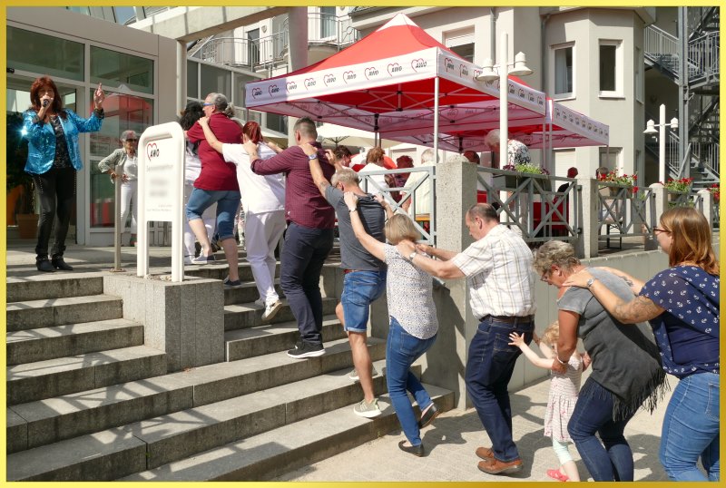 Die Schlagerpiratin singt auf der Terrasse.