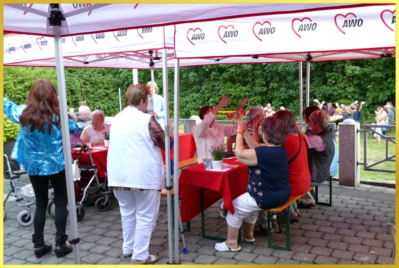 S�ngerin Marina beim Auftritt auf der Terrasse!