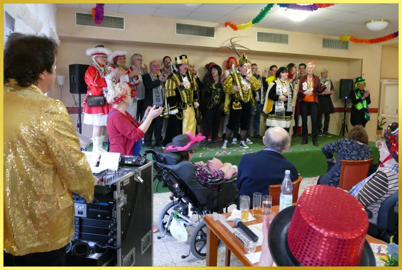 Dreigestirn mit Gefolge auf der B�hne