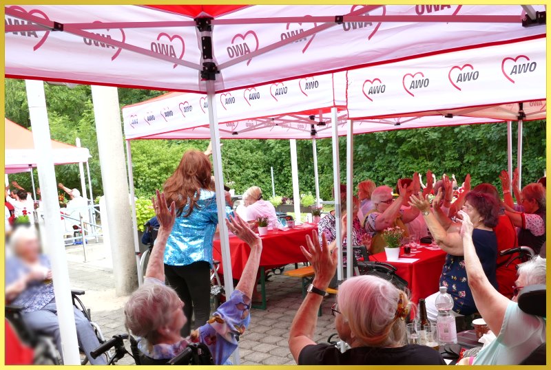 Marina singt. Publikum streckt die Arme hoch.