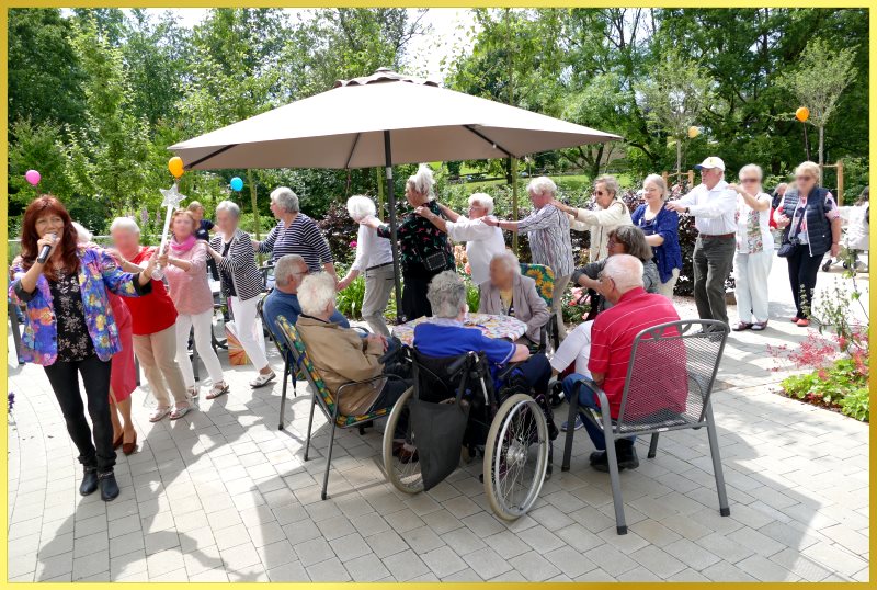 Die Schlagerpiratin f�hrt eine Polonaise durch den Garten an.
