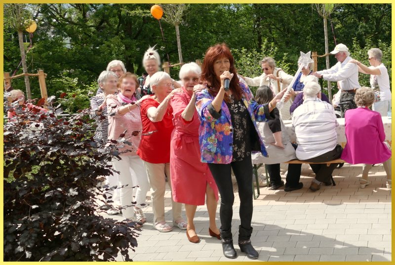 S�ngerin mit Sternenstab singt zur Polonaise.