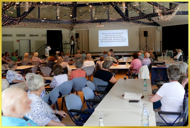 Mitsingkonzert im gro�en Saal. Schlagerpiratin singt.