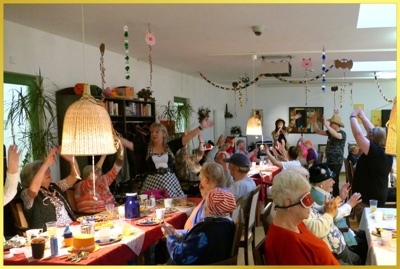 Schlagerpiratin singt im Seniorenheim zum Karneval.