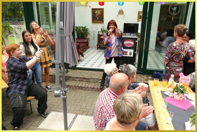 Schlagerpiratin singt beim kleinen Sommerfest Open Air.